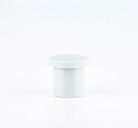 Een lichtgrijs Jacob afdichtdopje, met metrisch schroefdraad, op een witte achtergrond.