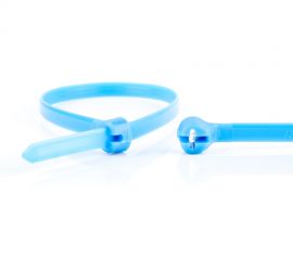 Een blauwe Ty-Rap® kunststof kabelbinder, naast een uitvergrote sluiting van een andere Ty-Rap® kabelbinder.