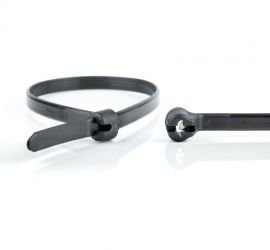 Een zwarte Ty-Rap® kunststof kabelbinder, UV en chemisch bestendig, naast een uitvergrote sluiting van een andere Ty-Rap® kabelbinder.