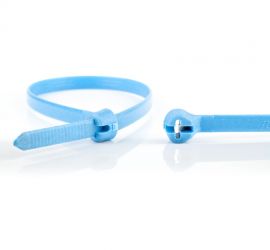 Een blauwe detecteerbare Ty-Rap® polypropyleen kabelbinder met metaalpigmenten, naast een uitvergrote sluiting van een andere Ty-Rap® kabelbinder.