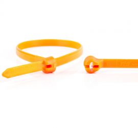 Een oranje Ty-Rap® kunststof kabelbinder, naast een uitvergrote sluiting van een andere Ty-Rap® kabelbinder.