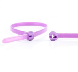 Een paarse Ty-Rap® kunststof kabelbinder, naast een uitvergrote sluiting van een andere Ty-Rap® kabelbinder.