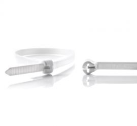 Een witte Ty-Rap® kunststof kabelbinder, naast een uitvergrote sluiting van een andere Ty-Rap® kabelbinder.