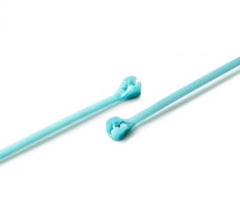 Twee aquamarijn blauw gekleurde Ty-Rap® Tefzel kabelbinders op een witte achtergrond.