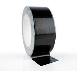 Een rol zwarte Duct tape, 25 meter, met een stukje uitgerold en op het oppervlak geplakt, op een witte achtergrond.