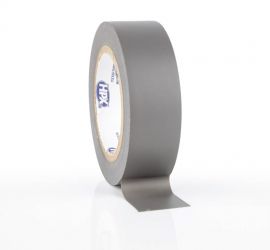 Een rol grijze PVC tape, 10 meter, met een stukje uitgerold en op het oppervlak geplakt, op een witte achtergrond.