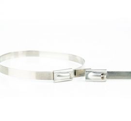 Een RVS AISI 304 ongecoate kabelbinder, gebonden, vooraanzicht, naast de uitvergrote kop van een RVS kabelbinder.