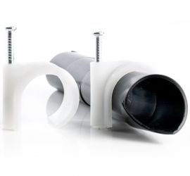 Twee naturel spijkerclips, één met een buis door het oog gevoerd, op een witte achtergrond.