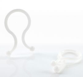 Twee witte twist locks, één rechtop staand en één liggend, op een witte achtergrond.