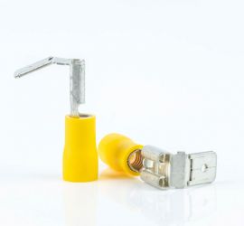 Twee gele geïsoleerde vlakstekerhulzen met tab, één rechtop staand en één liggend, op een witte achtergrond.